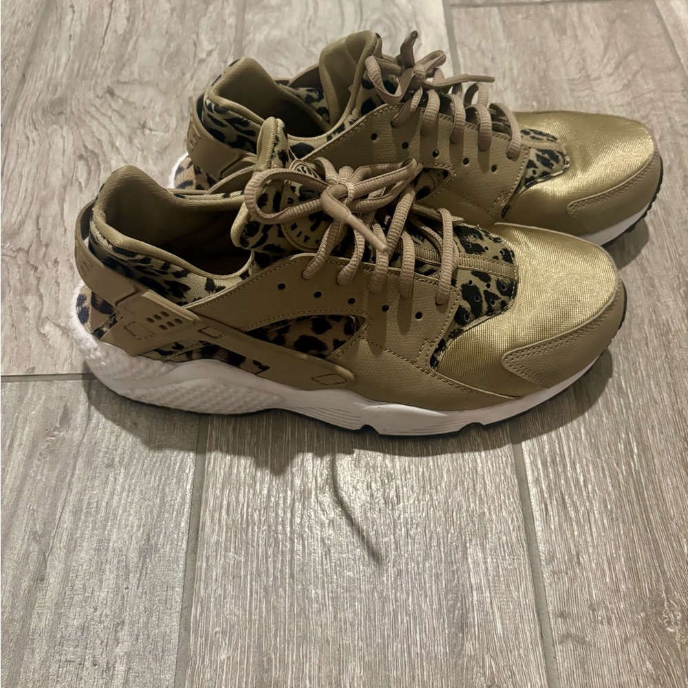 Nike Women's Gold and Leopard Print Sneakers